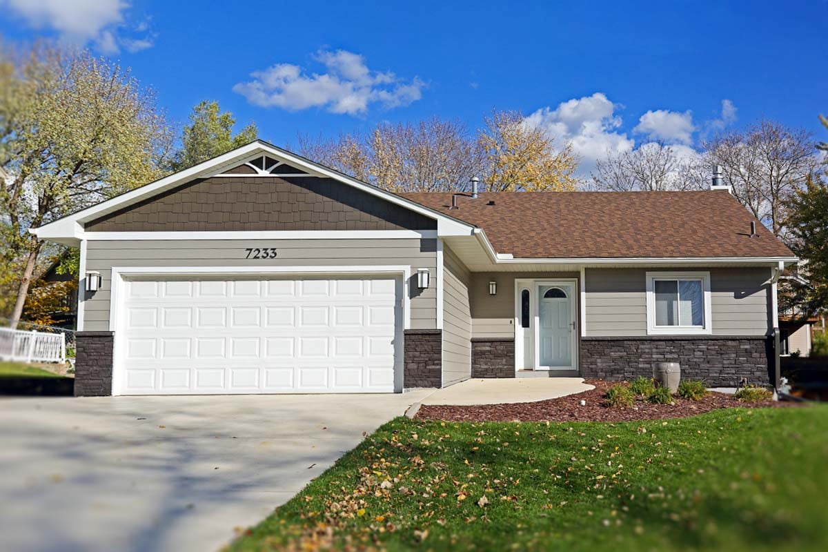 exterior-design-certainteed-vinyl-siding-versetta-stone-ashphalt-shingle-roof