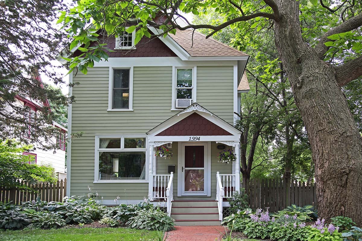 siding-james-hardie-woodgrain-heathered-moss-hardie-half-rounds-country-lane-red