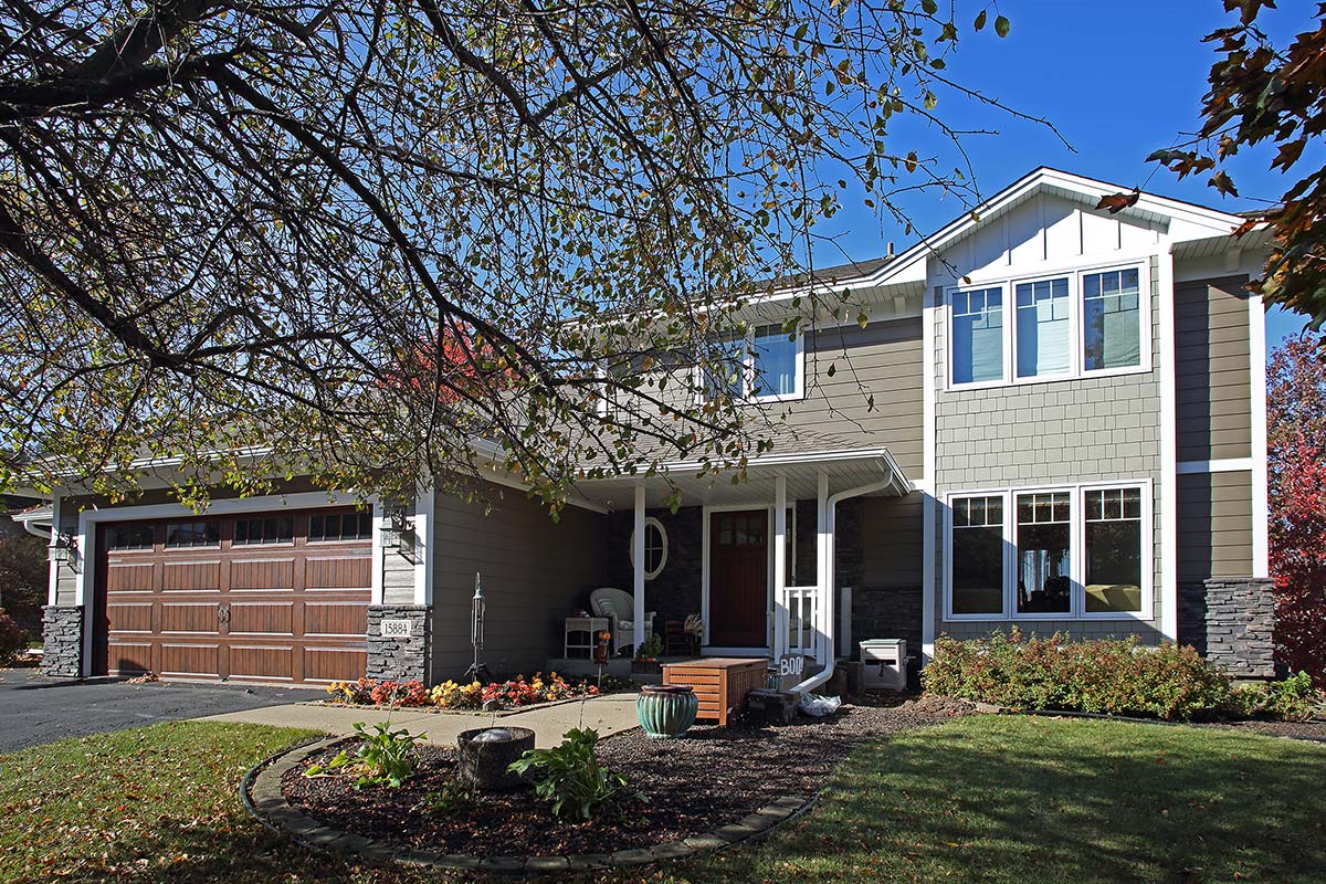 Exterior Design James Hardie HZ5 HardiePlank Cedarmill Lap Siding Timber Bark, Hardie Board and Batten Timber Bark and Arctic White, Hardie HZ5 HardieShingle Straight Edge Siding Monterey Taupe, Hardie Trim Arctic White Exterior Design James Hardie HZ5 HardiePlank Cedarmill Lap Siding Timber Bark, Hardie Board and Batten Timber Bark and Arctic White, Hardie HZ5 HardieShingle Straight Edge Siding Monterey Taupe, Hardie Trim Arctic White